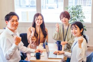 「デジタル疲れ」の若年層の心を掴む紙媒体広告！SNSとの連携、デザイン手法、キャッチコピーを紹介